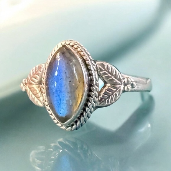 Labradorite Sterling Silver Ring (8.25) - Picture 2 of 7